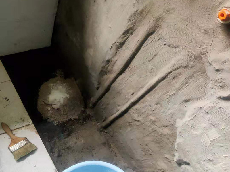 水管漏水維修瓷磚修復(fù)：首先要查清楚漏水點(diǎn)，根據(jù)漏水情況對(duì)癥下藥。 如果是上下水管的問(wèn)題。而且水管是在地下，就需要考慮刨瓷磚，但并非必須重新裝修衛(wèi)生間。比如如果是進(jìn)水管漏水，可改明管，不用漏水的水管。如果是下水管漏水，也是要找到漏水的具體位置，根據(jù)情況來(lái)確定是部分刨磚來(lái)解決，也是沒(méi)有必要全部刨。