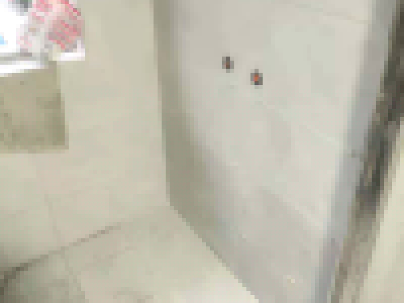 水管漏水維修瓷磚修復(fù)：首先要查清楚漏水點(diǎn)，根據(jù)漏水情況對(duì)癥下藥。 如果是上下水管的問(wèn)題。而且水管是在地下，就需要考慮刨瓷磚，但并非必須重新裝修衛(wèi)生間。比如如果是進(jìn)水管漏水，可改明管，不用漏水的水管。如果是下水管漏水，也是要找到漏水的具體位置，根據(jù)情況來(lái)確定是部分刨磚來(lái)解決，也是沒(méi)有必要全部刨。