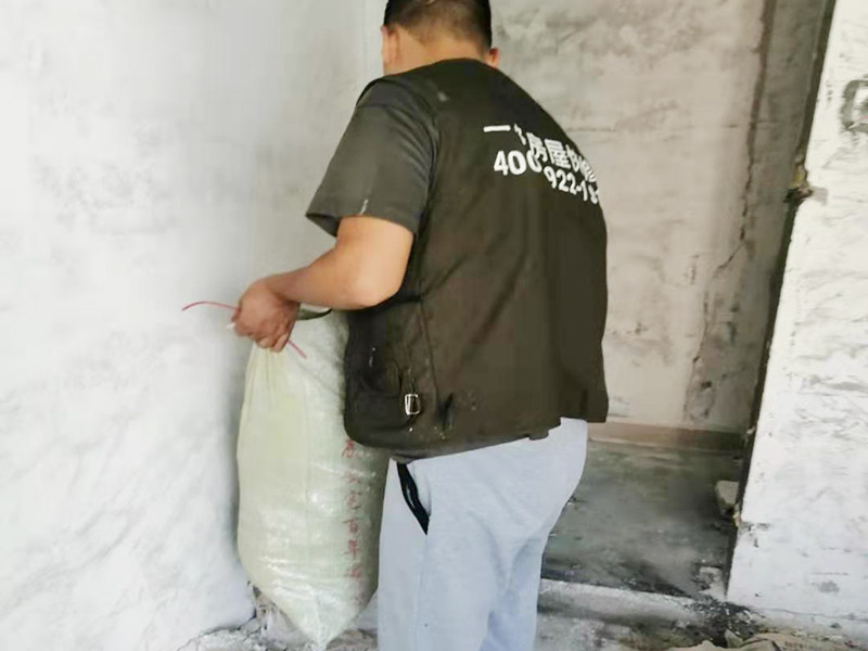 墻面電路走線改造：在家居裝修中，電路是屬于隱蔽工程，因此在電路改造過程中，一定要按照步驟來，一個步驟都不能馬虎，避免后期使用出現(xiàn)安全隱患。定位之后，師傅會按照定位和電路走向，進行開槽布線，布線都是使用線管進行暗埋，有PVC和冷彎管兩種，冷彎管彎曲效果很好，不會斷裂，是布線不錯的選擇，它的轉(zhuǎn)角有一定弧度，線可以隨便更換，不需要開墻。