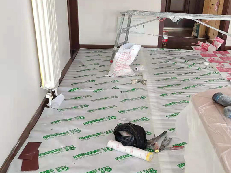 墻面修補(bǔ)成品保護(hù)：安裝完成的墻面板應(yīng)將轉(zhuǎn)角、門框及柱子等陽(yáng)角部位用柔性紙板或塑料泡沫進(jìn)行包裹，在明顯的區(qū)域內(nèi)做好成品保護(hù)標(biāo)示防止，尤其在人手所能觸及的范圍內(nèi)做好防護(hù)，防止污染和磕碰等損壞。水暖、電、通風(fēng)等工種應(yīng)在板塊墻面前施工，防止損壞面板。拆除腳手架子時(shí)嚴(yán)格按照腳手架方案進(jìn)行拆除，注意不要碰撞墻面損壞面板。