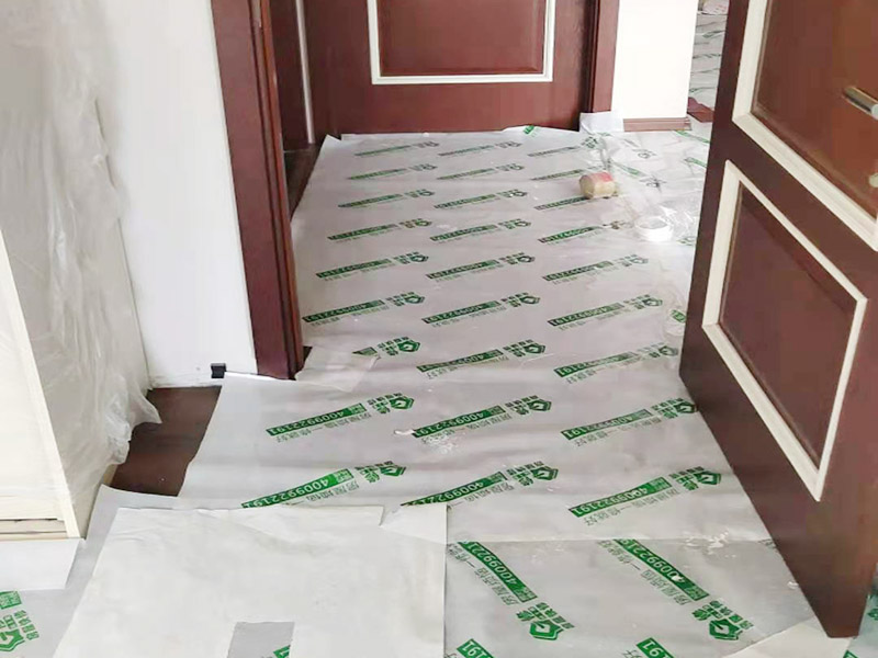 墻面修補(bǔ)成品保護(hù)：安裝完成的墻面板應(yīng)將轉(zhuǎn)角、門框及柱子等陽(yáng)角部位用柔性紙板或塑料泡沫進(jìn)行包裹，在明顯的區(qū)域內(nèi)做好成品保護(hù)標(biāo)示防止，尤其在人手所能觸及的范圍內(nèi)做好防護(hù)，防止污染和磕碰等損壞。水暖、電、通風(fēng)等工種應(yīng)在板塊墻面前施工，防止損壞面板。拆除腳手架子時(shí)嚴(yán)格按照腳手架方案進(jìn)行拆除，注意不要碰撞墻面損壞面板。