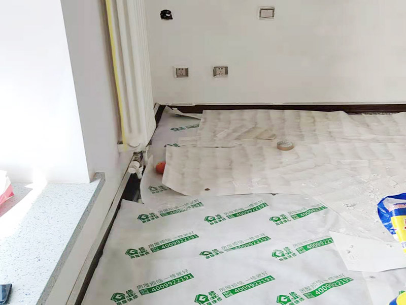 墻面修補(bǔ)成品保護(hù)：安裝完成的墻面板應(yīng)將轉(zhuǎn)角、門框及柱子等陽(yáng)角部位用柔性紙板或塑料泡沫進(jìn)行包裹，在明顯的區(qū)域內(nèi)做好成品保護(hù)標(biāo)示防止，尤其在人手所能觸及的范圍內(nèi)做好防護(hù)，防止污染和磕碰等損壞。水暖、電、通風(fēng)等工種應(yīng)在板塊墻面前施工，防止損壞面板。拆除腳手架子時(shí)嚴(yán)格按照腳手架方案進(jìn)行拆除，注意不要碰撞墻面損壞面板。