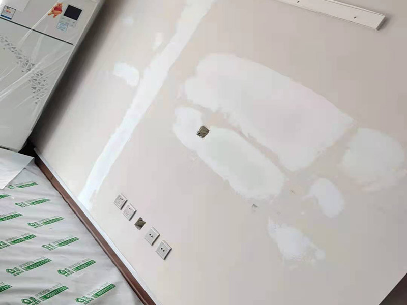 墻面修補(bǔ)成品保護(hù)：安裝完成的墻面板應(yīng)將轉(zhuǎn)角、門框及柱子等陽(yáng)角部位用柔性紙板或塑料泡沫進(jìn)行包裹，在明顯的區(qū)域內(nèi)做好成品保護(hù)標(biāo)示防止，尤其在人手所能觸及的范圍內(nèi)做好防護(hù)，防止污染和磕碰等損壞。水暖、電、通風(fēng)等工種應(yīng)在板塊墻面前施工，防止損壞面板。拆除腳手架子時(shí)嚴(yán)格按照腳手架方案進(jìn)行拆除，注意不要碰撞墻面損壞面板。