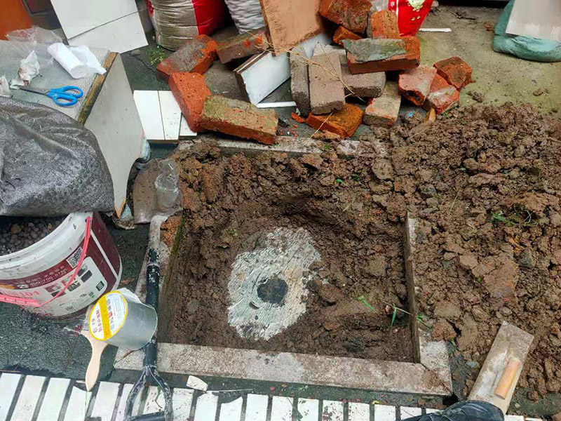 庭院植物底部防水：找到本來的防水層，由于防水層不是顯露的，是在面層下部，有必要將面層進行悉數(shù)根除，找到本來的防水層。將原防水層根除以后，找平，將本來下部保溫層里存的水進行排干，設(shè)一些排氣孔做排氣辦法，將保溫層里的水分排干。做完防水層以后，必定要做找坡處理，不要形成屋面部分存水，通常設(shè)置水泥砂漿找平找坡，找坡的斜度不小于3%。再進行閉水實驗，不漏水為合格，再進行康復(fù)上面的維護及鋪貼面磚裝修。