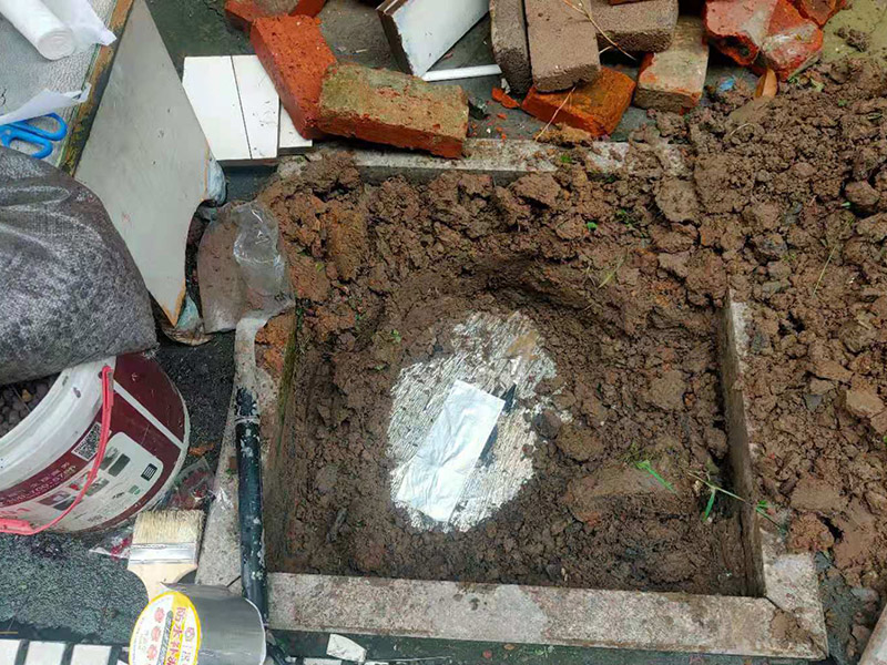 庭院植物底部防水：找到本來的防水層，由于防水層不是顯露的，是在面層下部，有必要將面層進行悉數(shù)根除，找到本來的防水層。將原防水層根除以后，找平，將本來下部保溫層里存的水進行排干，設(shè)一些排氣孔做排氣辦法，將保溫層里的水分排干。做完防水層以后，必定要做找坡處理，不要形成屋面部分存水，通常設(shè)置水泥砂漿找平找坡，找坡的斜度不小于3%。再進行閉水實驗，不漏水為合格，再進行康復(fù)上面的維護及鋪貼面磚裝修。