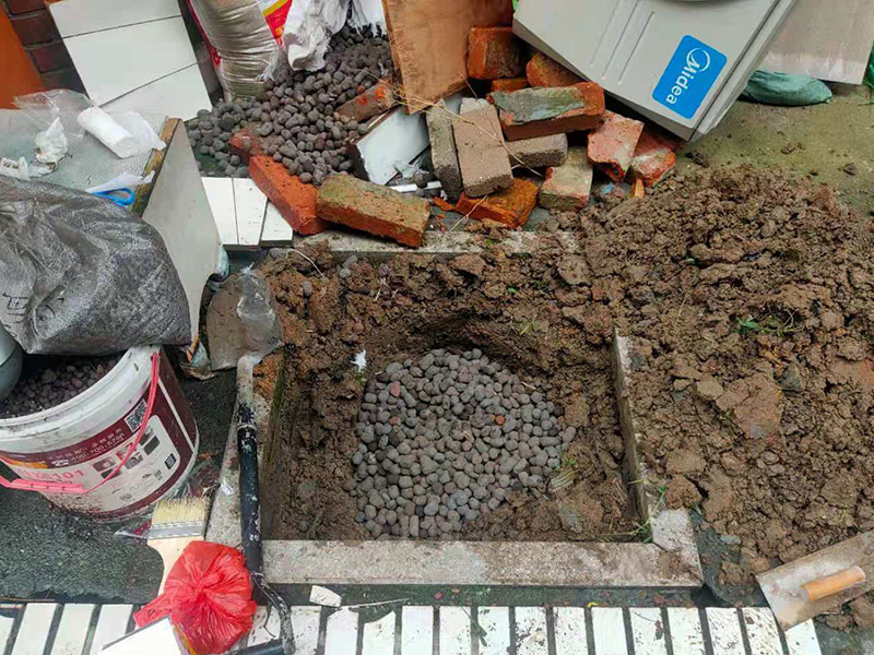 庭院植物底部防水：找到本來的防水層，由于防水層不是顯露的，是在面層下部，有必要將面層進行悉數(shù)根除，找到本來的防水層。將原防水層根除以后，找平，將本來下部保溫層里存的水進行排干，設(shè)一些排氣孔做排氣辦法，將保溫層里的水分排干。做完防水層以后，必定要做找坡處理，不要形成屋面部分存水，通常設(shè)置水泥砂漿找平找坡，找坡的斜度不小于3%。再進行閉水實驗，不漏水為合格，再進行康復(fù)上面的維護及鋪貼面磚裝修。