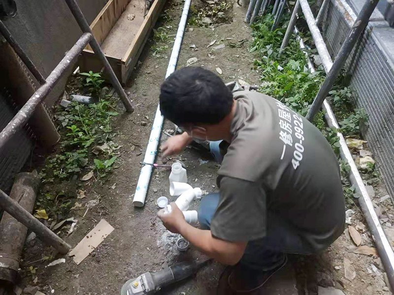 外墻水管安裝：水管承插連接分為剛性承插連接和柔性承插連接兩種。剛性承插連接是用管道插口插入管道的承口內(nèi)，對正后，先用嵌縫材料嵌縫，然后用密封材料密封，使之成為一個牢固的封閉的管道接口。柔性承插連接接頭在管道承插口的正封口上放入富有彈性的橡膠圈，然后施力將管子插端插入，形成一個能適應一定范圍內(nèi)的位移和振動的封閉管接頭。