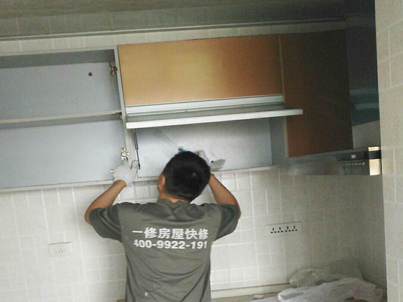   在安裝廚房吊柜之前，師傅要先用量尺確定了吊柜安裝的位置，確定好吊柜預(yù)定的位置，然后在墻面上鉆孔，便于塞入膨脹螺絲，安裝時(shí)先將拉桿裝入對(duì)應(yīng)安裝孔，然后將板塊連接，將吊柜提到吊片上，用工具扭緊螺絲釘固定。