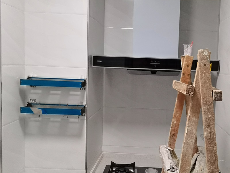 廚房掛件安裝,電視掛墻：電視機(jī)的掛架一般都是使用膨脹螺絲固定的。要安裝電視機(jī)掛架，就要有沖擊鉆來打孔的。用專業(yè)水平測量尺，在墻上畫好打孔位置，然后做好墻地面成品保護(hù)就可以打孔了，打好孔就可以安裝。