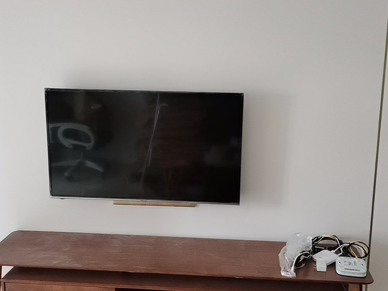 廚房掛件安裝,電視掛墻：電視機(jī)的掛架一般都是使用膨脹螺絲固定的。要安裝電視機(jī)掛架，就要有沖擊鉆來打孔的。用專業(yè)水平測量尺，在墻上畫好打孔位置，然后做好墻地面成品保護(hù)就可以打孔了，打好孔就可以安裝。