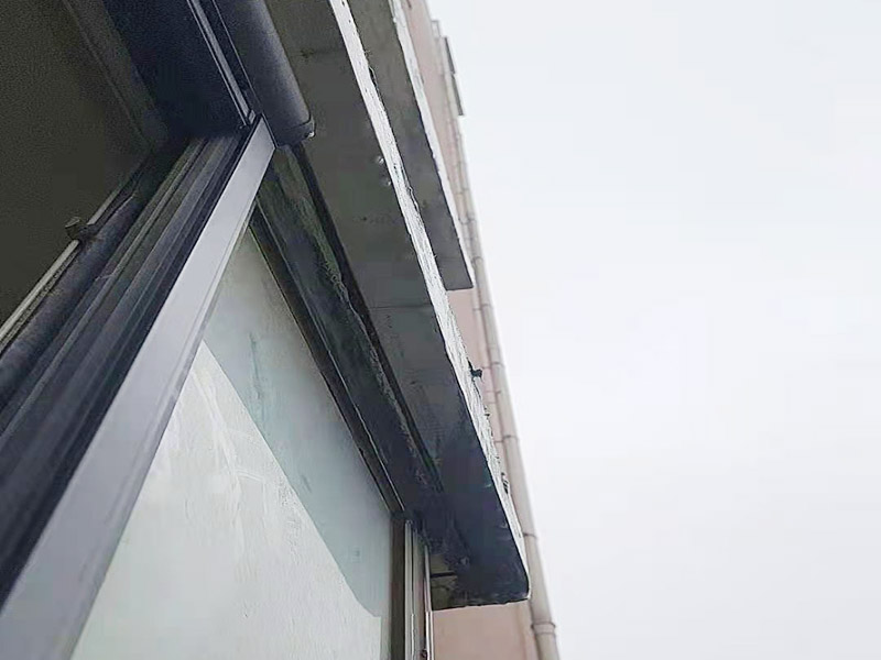 窗框接縫處打膠：窗框與墻體固定時(shí)，需要在內(nèi)外都打膠，因?yàn)椴Ａc型材間存在一定的縫隙，需要將膠打入縫隙中，為了讓兩者間的密封性能、水密性能更加好。先固定上框，后固定邊框，采用塑料膨脹螺栓固定。框與洞口之間的伸縮縫內(nèi)腔均采用閉孔泡沫塑料，發(fā)泡劑等彈性材料填塞，表面用密封膠密封。