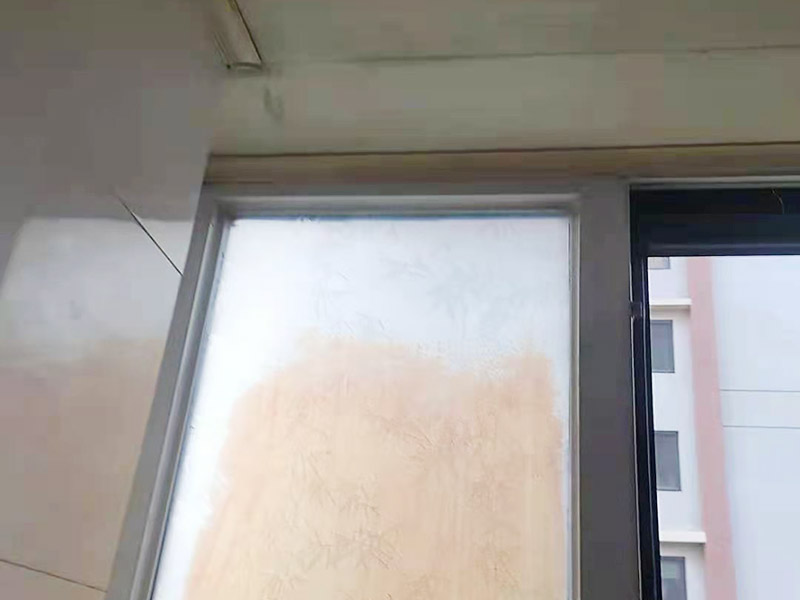 窗框接縫處打膠：窗框與墻體固定時(shí)，需要在內(nèi)外都打膠，因?yàn)椴Ａc型材間存在一定的縫隙，需要將膠打入縫隙中，為了讓兩者間的密封性能、水密性能更加好。先固定上框，后固定邊框，采用塑料膨脹螺栓固定?？蚺c洞口之間的伸縮縫內(nèi)腔均采用閉孔泡沫塑料，發(fā)泡劑等彈性材料填塞，表面用密封膠密封。