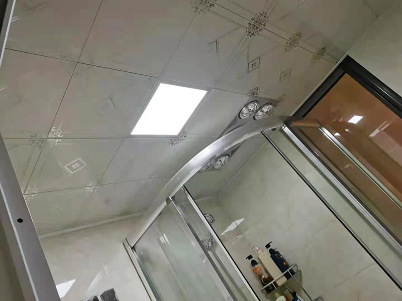 浴室燈具安裝：浴室因?yàn)閰^(qū)域的限制，不應(yīng)該選擇過(guò)大或者過(guò)于繁瑣的燈。浴室的燈具選擇自然以防水為主，簡(jiǎn)單，鑲嵌式的燈管更適合用于浴室。安裝時(shí)以燈管的長(zhǎng)度為距離，分別在燈架的左右兩邊安裝兩個(gè)燈座，膠木塊安裝在彈簧上，裝好后燈管兩端的接線柱分別插進(jìn)插孔里。