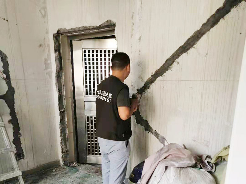 墻面電路開槽維修：電路其實(shí)就兩種走法，一種是從地面走，另一種是從天花走。從地面走線就需要從地面開槽和墻面開槽，從天花板上走可以少的破壞墻面，如果墻面走暗管的話還是需要墻面開槽。但更多是做好吊頂，相對而言人工費(fèi)可能會(huì)低一點(diǎn)。