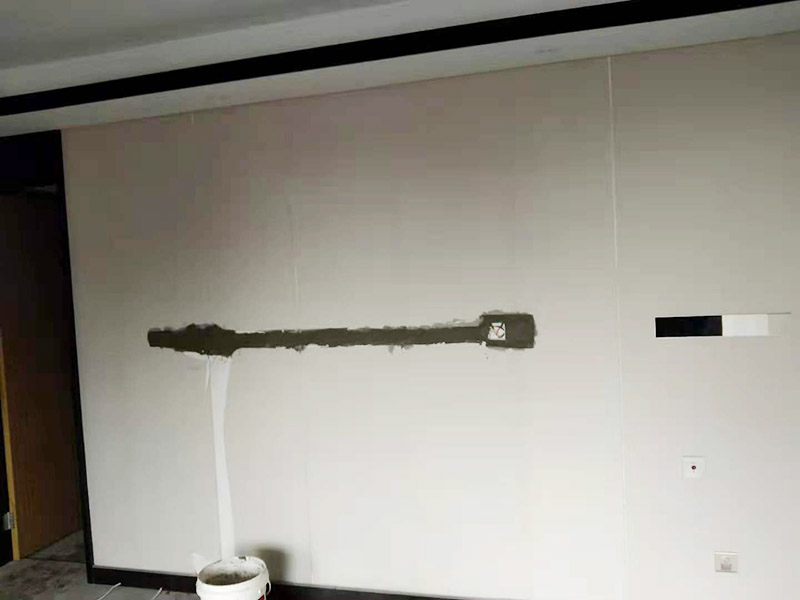 墻面電路開槽維修：電路其實(shí)就兩種走法，一種是從地面走，另一種是從天花走。從地面走線就需要從地面開槽和墻面開槽，從天花板上走可以少的破壞墻面，如果墻面走暗管的話還是需要墻面開槽。但更多是做好吊頂，相對而言人工費(fèi)可能會(huì)低一點(diǎn)。