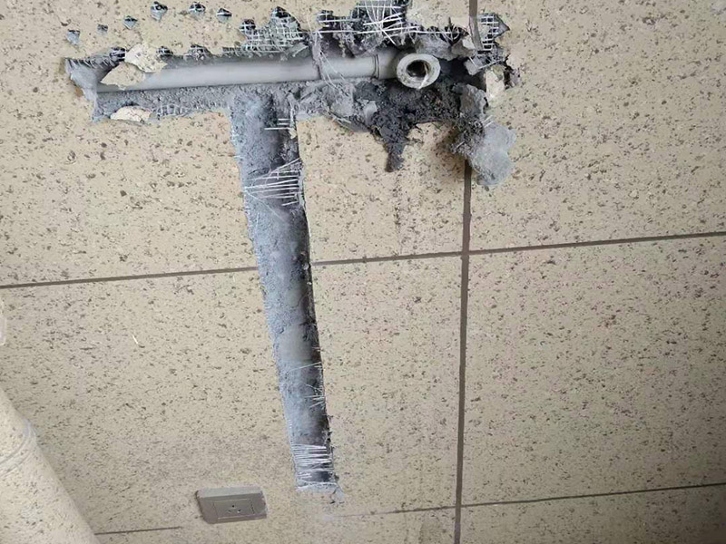 墻面電路開槽維修：電路其實(shí)就兩種走法，一種是從地面走，另一種是從天花走。從地面走線就需要從地面開槽和墻面開槽，從天花板上走可以少的破壞墻面，如果墻面走暗管的話還是需要墻面開槽。但更多是做好吊頂，相對而言人工費(fèi)可能會(huì)低一點(diǎn)。