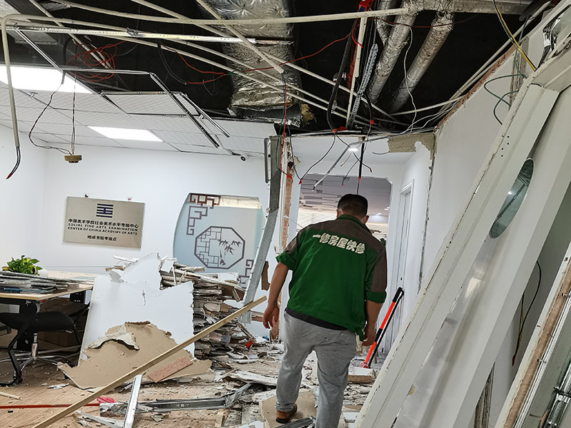 辦公室重新裝修局部拆墻時(shí)應(yīng)根據(jù)戶型圖判斷是否為承重墻；否則不可拆除。辦公室的抗震構(gòu)件如構(gòu)造柱、圈梁等根據(jù)原建筑施工圖來(lái)確定，或者請(qǐng)物業(yè)鑒別。還有應(yīng)把墻內(nèi)開(kāi)關(guān)、插座、有線電視頭、電話線路等有關(guān)線盒拆除、放好，拆墻時(shí)大號(hào)鐵釘?shù)氖芰γ娣e較大，需謹(jǐn)慎面對(duì)，以防誤砸到手。