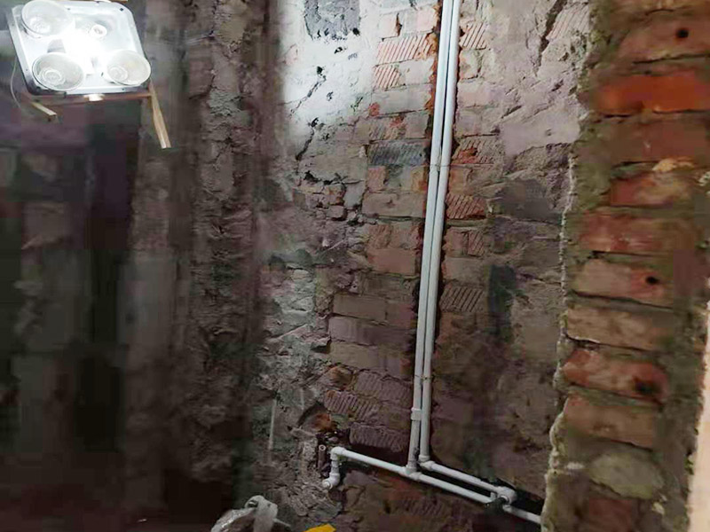 衛(wèi)生間水電改造：按客戶要求，確定水電設(shè)施的準(zhǔn)確位置，施工開槽前做出，在施工前定好位置，施工后不再改動(dòng)或添加。然后以水平線為標(biāo)準(zhǔn)挖線盒，以管徑為標(biāo)準(zhǔn)開槽，用水泥砂漿穩(wěn)線盒，要求與墻面齊平，低位、高位線盒在同一水平，要先做，最后線管固定好。