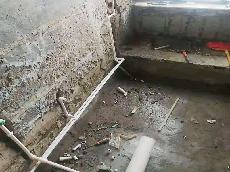 衛(wèi)生間水電改造：按客戶要求，確定水電設(shè)施的準(zhǔn)確位置，施工開槽前做出，在施工前定好位置，施工后不再改動(dòng)或添加。然后以水平線為標(biāo)準(zhǔn)挖線盒，以管徑為標(biāo)準(zhǔn)開槽，用水泥砂漿穩(wěn)線盒，要求與墻面齊平，低位、高位線盒在同一水平，要先做，最后線管固定好。