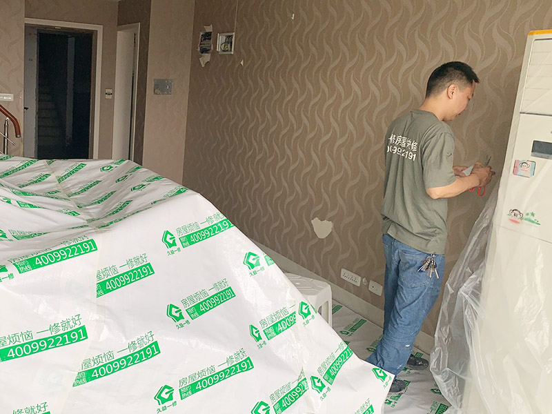 客廳家具空調(diào)成品保護(hù)：舊房墻面刷新會(huì)有點(diǎn)麻煩的，比較珍貴的家具建議搬走，或者和一些冰箱空調(diào)之類的可以放在現(xiàn)場(chǎng)讓裝飾公司成品保護(hù)起來(lái)，這樣即省了搬運(yùn)費(fèi)，也避免家具空調(diào)等二次污染。