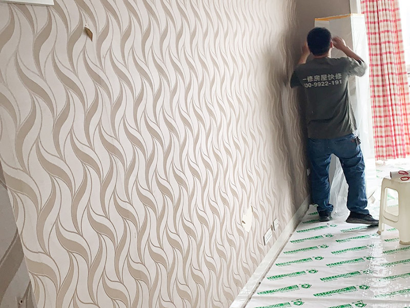 客廳家具空調(diào)成品保護(hù)：舊房墻面刷新會(huì)有點(diǎn)麻煩的，比較珍貴的家具建議搬走，或者和一些冰箱空調(diào)之類的可以放在現(xiàn)場(chǎng)讓裝飾公司成品保護(hù)起來(lái)，這樣即省了搬運(yùn)費(fèi)，也避免家具空調(diào)等二次污染。