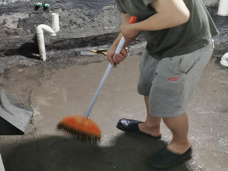 衛(wèi)生間基層清理打掃：廚衛(wèi)是家里水汽最大的地方，尤其是衛(wèi)生間，需要使用大量水進行洗浴，而且每天都要使用，如果不處理好，每天上班都沒心情，所以衛(wèi)生間的防水就一定要認真對待。首先基層需要清理干凈，正所謂萬丈高樓基礎最重要。