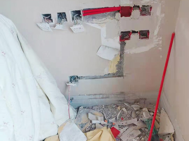 開關電路安裝修補：可以用水泥砂漿填實抹平，待干后，用免膠石膏找平再批膩子。線槽修補不好，以后線路的話就會露出來的，時間長了就會老化破損的。最后還要再鑿墻重新布線安裝。