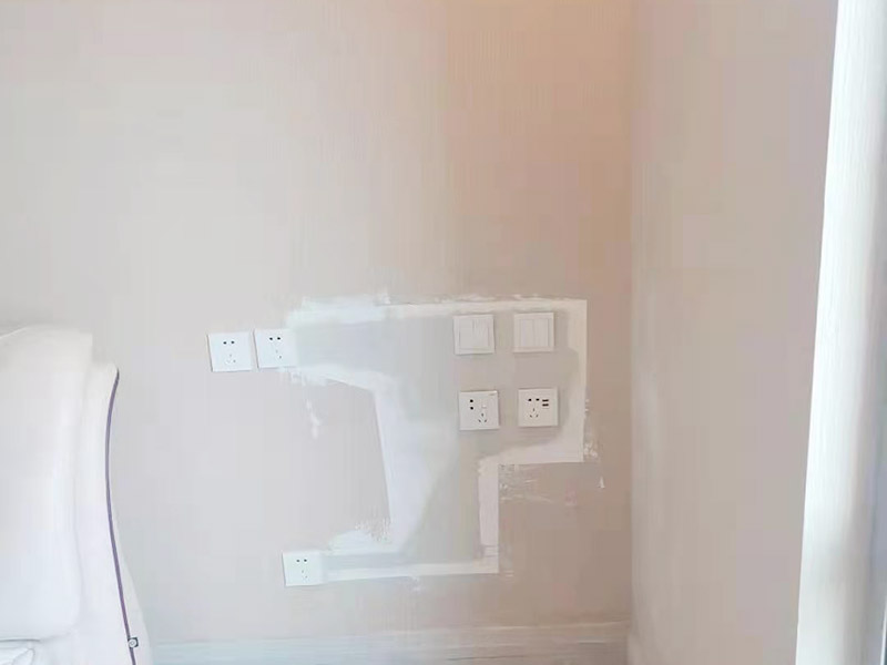 開關電路安裝修補：可以用水泥砂漿填實抹平，待干后，用免膠石膏找平再批膩子。線槽修補不好，以后線路的話就會露出來的，時間長了就會老化破損的。最后還要再鑿墻重新布線安裝。