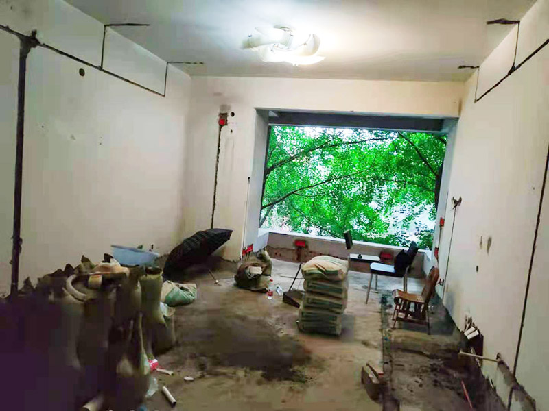 全屋水電改造施工：裝修一套房，水電工作是隱蔽工程，改造完畢后，各種水管、電線等都需埋在墻面、地下或吊頂里，后期不能進(jìn)行檢查維修，因此入墻材料的質(zhì)量就是重中之重必須做好。而如何規(guī)劃水電走向呢？就需要前期將家電家具的位置尺寸都定好，多預(yù)備幾個空余，以后使用起來才不會后悔莫及。