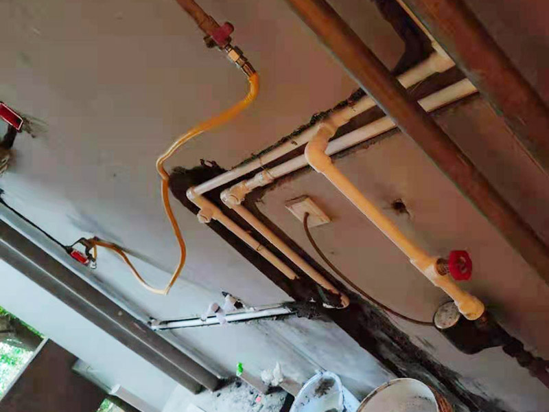 全屋水電改造施工：裝修一套房，水電工作是隱蔽工程，改造完畢后，各種水管、電線等都需埋在墻面、地下或吊頂里，后期不能進(jìn)行檢查維修，因此入墻材料的質(zhì)量就是重中之重必須做好。而如何規(guī)劃水電走向呢？就需要前期將家電家具的位置尺寸都定好，多預(yù)備幾個空余，以后使用起來才不會后悔莫及。