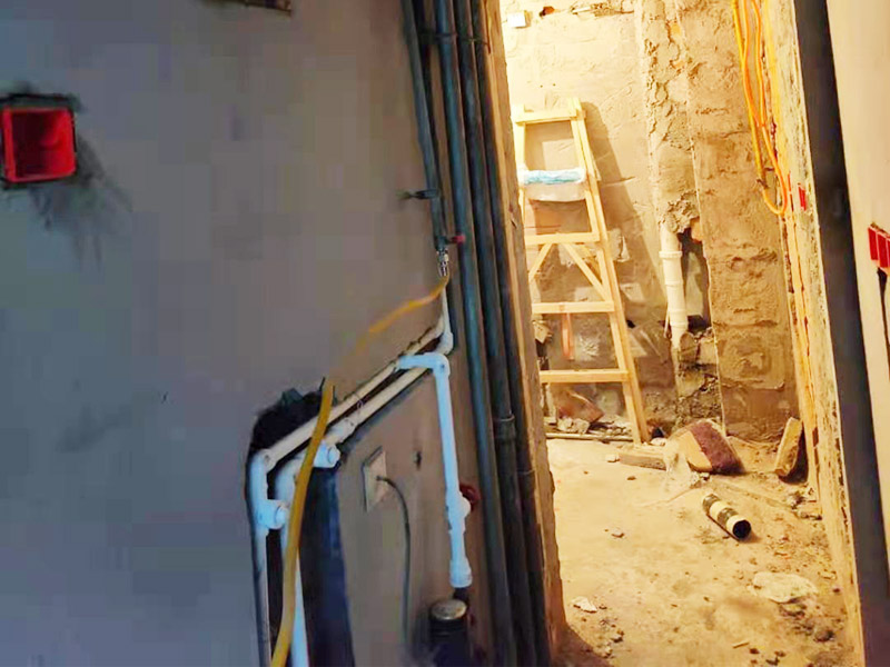 全屋水電改造施工：裝修一套房，水電工作是隱蔽工程，改造完畢后，各種水管、電線等都需埋在墻面、地下或吊頂里，后期不能進(jìn)行檢查維修，因此入墻材料的質(zhì)量就是重中之重必須做好。而如何規(guī)劃水電走向呢？就需要前期將家電家具的位置尺寸都定好，多預(yù)備幾個空余，以后使用起來才不會后悔莫及。