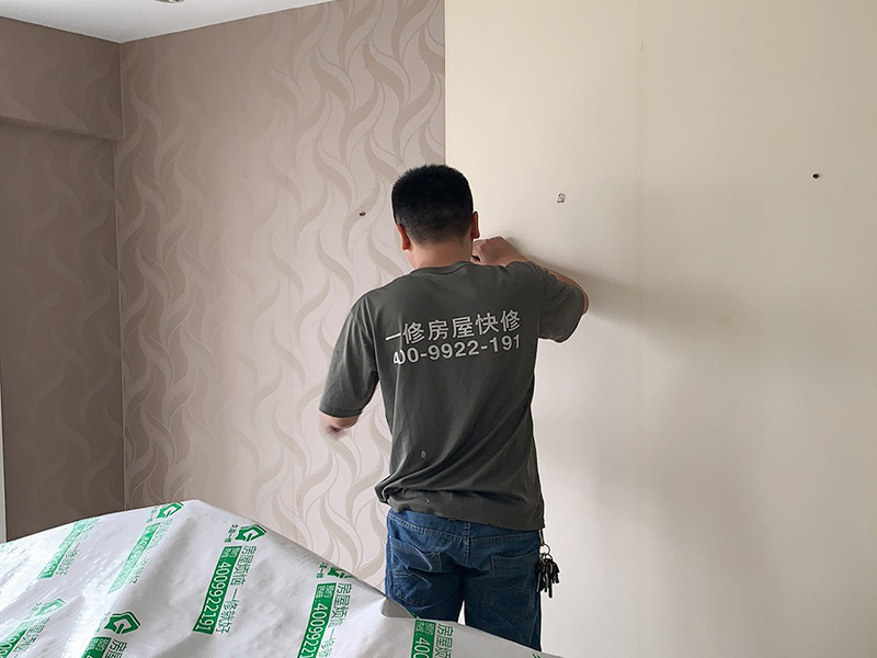 客廳墻面墻紙鏟除：盡量貼近墻面，捏住墻紙的一角，試著將其從墻面上揭下。朝著自己的方向?qū)垊冸x墻面，這樣更容易揭下墻紙。如果不容易撕的話(huà)，可以在墻面滾刷一些肥皂水，然后用美工刀、剃刀片或墻紙刮刀，沿水平方向?qū)⑴f墻紙割開(kāi)，讓溫肥皂水或墻紙剝除劑滲到墻紙的后面，軟化粘合劑，然后就可以從石膏墻上撕除或刮除墻紙了。