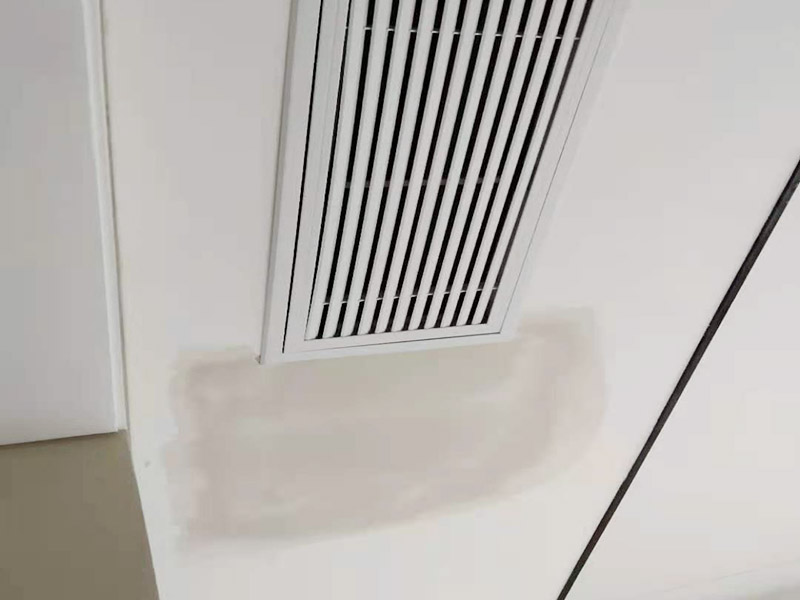 天花板局部修補(bǔ)：天花板有裂縫或者掉皮為什么，可能是天花板本身內(nèi)部潮氣重，可能是是因?yàn)槟佔(zhàn)颖旧淼哪z性差，或者是天花層膩?zhàn)釉瓉砼翁?，?dǎo)致附著力差。如果鏟除膩?zhàn)又蟀l(fā)現(xiàn)天花開裂是因?yàn)樘旎ò灞旧硪蚪ㄖ蛴辛芽p導(dǎo)致的，可以先用素水泥把裂縫修補(bǔ)好，然后在裂縫處用界面劑貼一塊白布或嵌縫帶，然后再滿刮膩?zhàn)?，最后打磨刷漆；可以徹底根除這個(gè)問題；