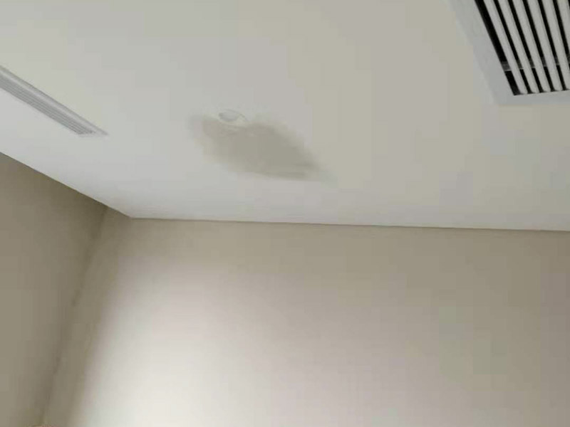 天花板局部修補(bǔ)：天花板有裂縫或者掉皮為什么，可能是天花板本身內(nèi)部潮氣重，可能是是因?yàn)槟佔(zhàn)颖旧淼哪z性差，或者是天花層膩?zhàn)釉瓉砼翁?，?dǎo)致附著力差。如果鏟除膩?zhàn)又蟀l(fā)現(xiàn)天花開裂是因?yàn)樘旎ò灞旧硪蚪ㄖ蛴辛芽p導(dǎo)致的，可以先用素水泥把裂縫修補(bǔ)好，然后在裂縫處用界面劑貼一塊白布或嵌縫帶，然后再滿刮膩?zhàn)?，最后打磨刷漆；可以徹底根除這個(gè)問題；