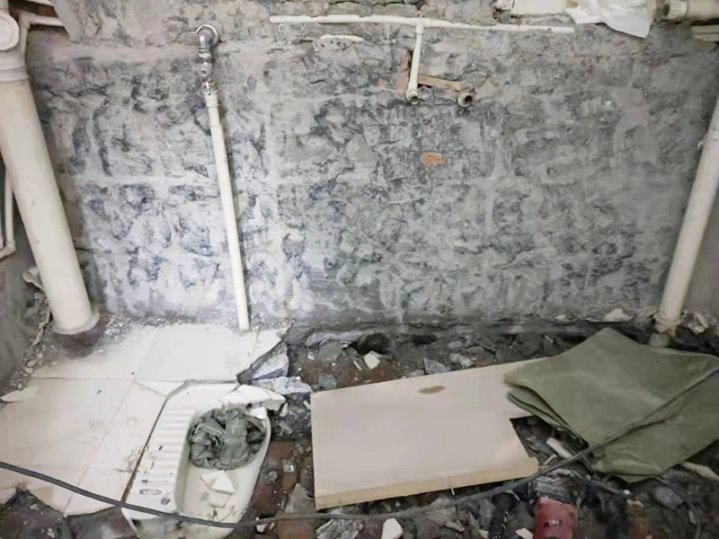 衛(wèi)生間拆除裝修：衛(wèi)生間的瓷磚拆除有很多需要特別注意的地方，操作不當(dāng)會(huì)破壞其他的設(shè)施，所以在拆除前就需要留下來(lái)的衛(wèi)浴用具。事前準(zhǔn)備做好了，后面的工序才能有條不紊地進(jìn)行。馬桶的拆卸則是留到敲磚后進(jìn)行的。以免敲磚時(shí)掉落的瓷磚砸壞排水管，或掉到排水管道中造成淤塞。