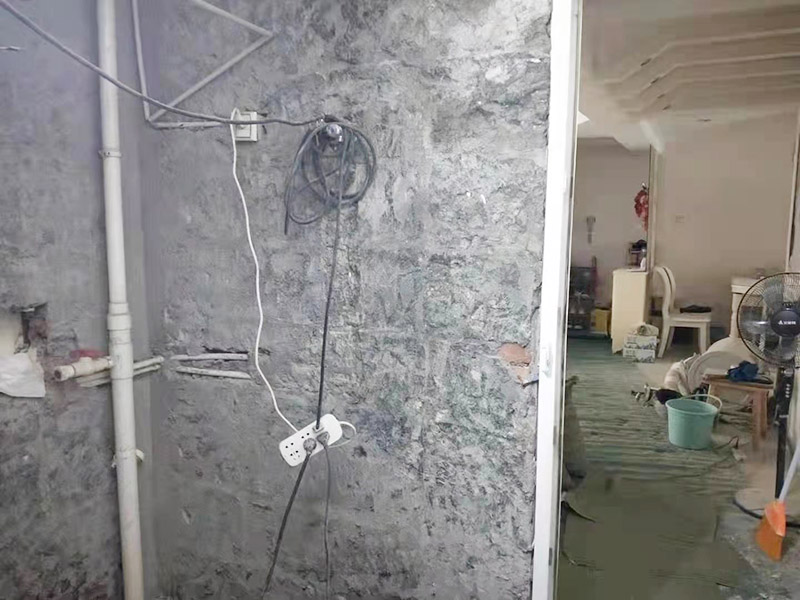 衛(wèi)生間拆除裝修：衛(wèi)生間的瓷磚拆除有很多需要特別注意的地方，操作不當(dāng)會(huì)破壞其他的設(shè)施，所以在拆除前就需要留下來(lái)的衛(wèi)浴用具。事前準(zhǔn)備做好了，后面的工序才能有條不紊地進(jìn)行。馬桶的拆卸則是留到敲磚后進(jìn)行的。以免敲磚時(shí)掉落的瓷磚砸壞排水管，或掉到排水管道中造成淤塞。