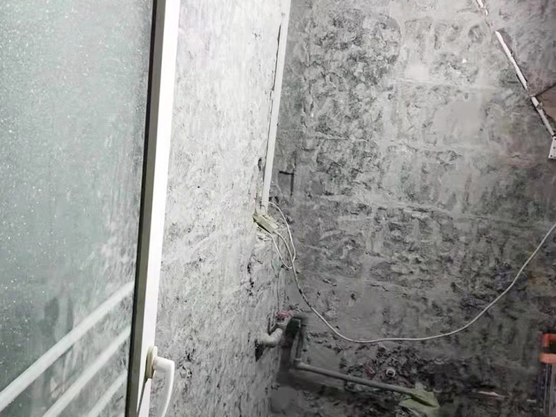 衛(wèi)生間拆除裝修：衛(wèi)生間的瓷磚拆除有很多需要特別注意的地方，操作不當(dāng)會(huì)破壞其他的設(shè)施，所以在拆除前就需要留下來(lái)的衛(wèi)浴用具。事前準(zhǔn)備做好了，后面的工序才能有條不紊地進(jìn)行。馬桶的拆卸則是留到敲磚后進(jìn)行的。以免敲磚時(shí)掉落的瓷磚砸壞排水管，或掉到排水管道中造成淤塞。