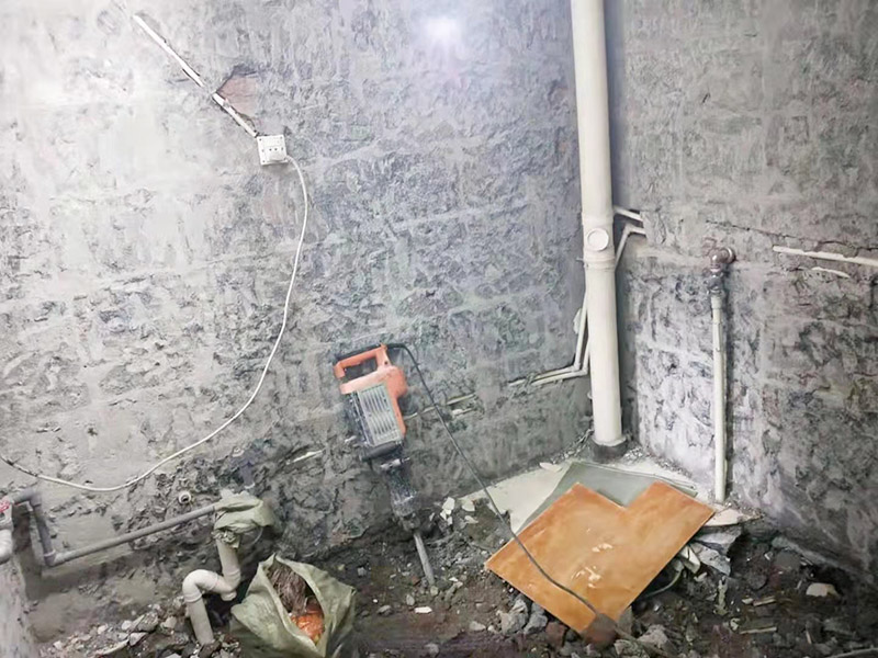 衛(wèi)生間拆除裝修：衛(wèi)生間的瓷磚拆除有很多需要特別注意的地方，操作不當(dāng)會(huì)破壞其他的設(shè)施，所以在拆除前就需要留下來(lái)的衛(wèi)浴用具。事前準(zhǔn)備做好了，后面的工序才能有條不紊地進(jìn)行。馬桶的拆卸則是留到敲磚后進(jìn)行的。以免敲磚時(shí)掉落的瓷磚砸壞排水管，或掉到排水管道中造成淤塞。