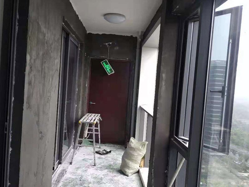 陽(yáng)臺(tái)墻面粉刷翻新：陽(yáng)臺(tái)是室內(nèi)應(yīng)該刷室內(nèi)漆，但是有些陽(yáng)臺(tái)還兼容生活陽(yáng)臺(tái)，經(jīng)常晾曬切通水，還是刷外墻漆比較好，外墻漆耐候性較內(nèi)墻好，而且防潮，你陽(yáng)臺(tái)上剛好還要放拖把池的，這也沒(méi)有問(wèn)題了，內(nèi)墻漆大多數(shù)是不怎么防潮的，水濺上去多了容易變色、脫落的。