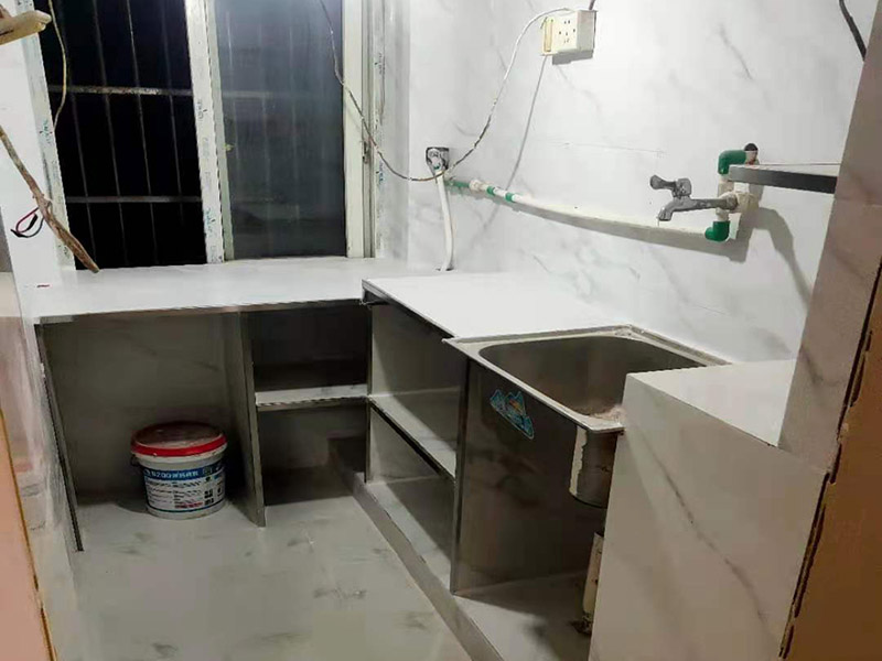  衛(wèi)生間貼瓷磚多少錢(qián)不能一概而論，因?yàn)榇纱u的品牌，尺寸不同，價(jià)格自然不同。因此貼起來(lái)也是不同的，所以衛(wèi)生間貼瓷磚多少錢(qián)還要看裝修公司的具體報(bào)價(jià)表了?；蛘呖梢灾苯影氚约河喆纱u，然只早人工服務(wù)價(jià)格就會(huì)實(shí)惠且明確一些。