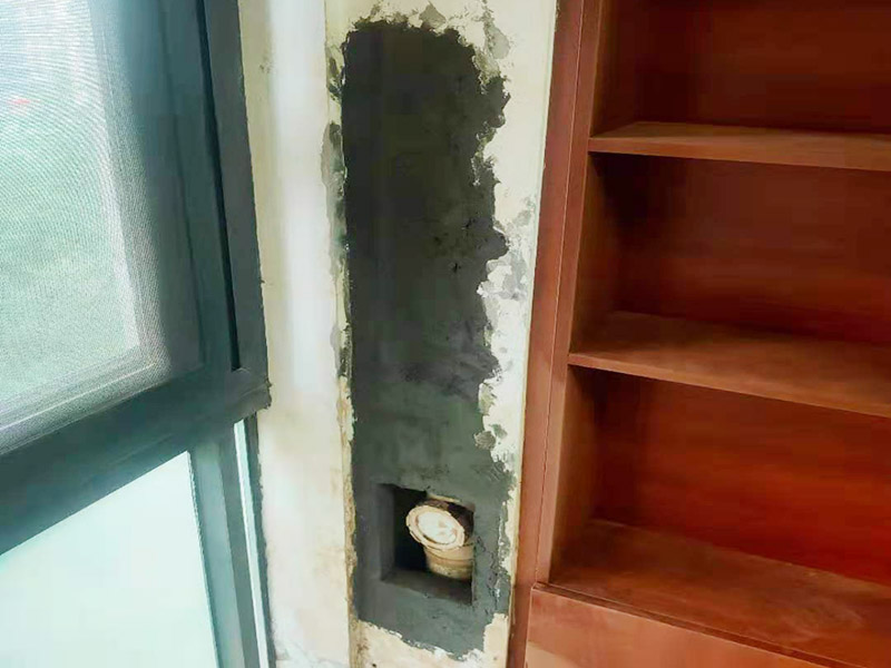 墻內(nèi)主水管漏水維修：主水管漏水點(diǎn)相較其他水管更大，如果上面樓層不高就可以直接讓樓上不要用水，不然就要將整棟樓的水停下來，否則就會影響到后期的施工。更換的時(shí)候要將漏水的地方截掉，然后套上尺寸相同的新管，并用PVC膠水把連接處粘好。假如滲透的不嚴(yán)重，那么直接用PVC膠水粘結(jié)好，再拿防水布裹緊即可。最后再墻面修復(fù)。