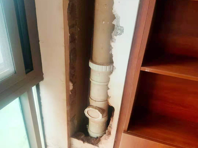 墻內(nèi)主水管漏水維修：主水管漏水點(diǎn)相較其他水管更大，如果上面樓層不高就可以直接讓樓上不要用水，不然就要將整棟樓的水停下來，否則就會影響到后期的施工。更換的時(shí)候要將漏水的地方截掉，然后套上尺寸相同的新管，并用PVC膠水把連接處粘好。假如滲透的不嚴(yán)重，那么直接用PVC膠水粘結(jié)好，再拿防水布裹緊即可。最后再墻面修復(fù)。