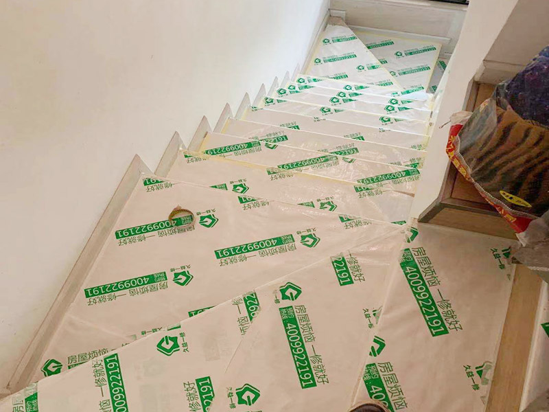 施工地板保護(hù)施工：二手房裝修時已經(jīng)裝修好的地板，家具等不想二次污染就一定要注意對地板和家具進(jìn)行保護(hù)。為了防止地板被沾染灰塵以及施工團(tuán)隊(duì)人員等的腳印，最好先在地板上鋪一層防塵布等作為保護(hù)膜。