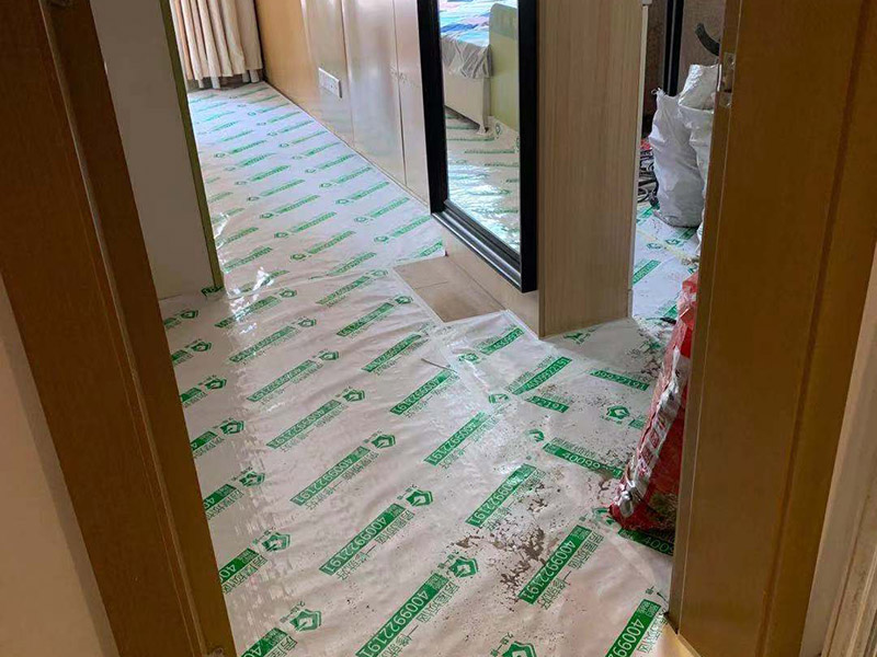 施工地板保護(hù)施工：二手房裝修時已經(jīng)裝修好的地板，家具等不想二次污染就一定要注意對地板和家具進(jìn)行保護(hù)。為了防止地板被沾染灰塵以及施工團(tuán)隊(duì)人員等的腳印，最好先在地板上鋪一層防塵布等作為保護(hù)膜。