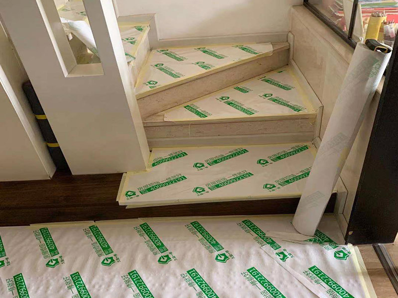 施工地板保護(hù)施工：二手房裝修時已經(jīng)裝修好的地板，家具等不想二次污染就一定要注意對地板和家具進(jìn)行保護(hù)。為了防止地板被沾染灰塵以及施工團(tuán)隊(duì)人員等的腳印，最好先在地板上鋪一層防塵布等作為保護(hù)膜。