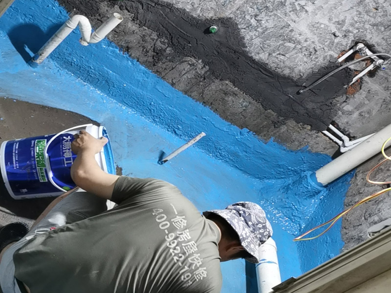 衛(wèi)生間地面刷防水：首先就要清理地面的渣子和灰塵，而且坡度也很重要，門(mén)口附近坡度小，地漏附近坡度大，這樣有利于排水。地面不平，在涂刷防水涂料的時(shí)候就可能會(huì)涂不均勻，又或是地面因?yàn)椴黄蕉菀琢验_(kāi)，這即使是涂了防水涂料上去也會(huì)隨著地面裂開(kāi)。