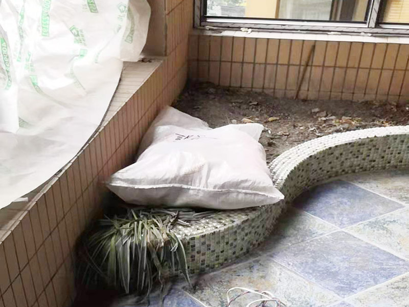 陽臺拆除施工：如果是陽臺地磚不再二次利用，那就可以直接用電鉆拆除就好。如果拆下來沒有損壞地磚的話，那是可以繼續(xù)使用的，但需要把背后的水泥漿除去，這個是比較麻煩的，弄不好就會把地磚弄壞，還要看運(yùn)氣，最后沒損壞的磚少而且還費(fèi)時間。