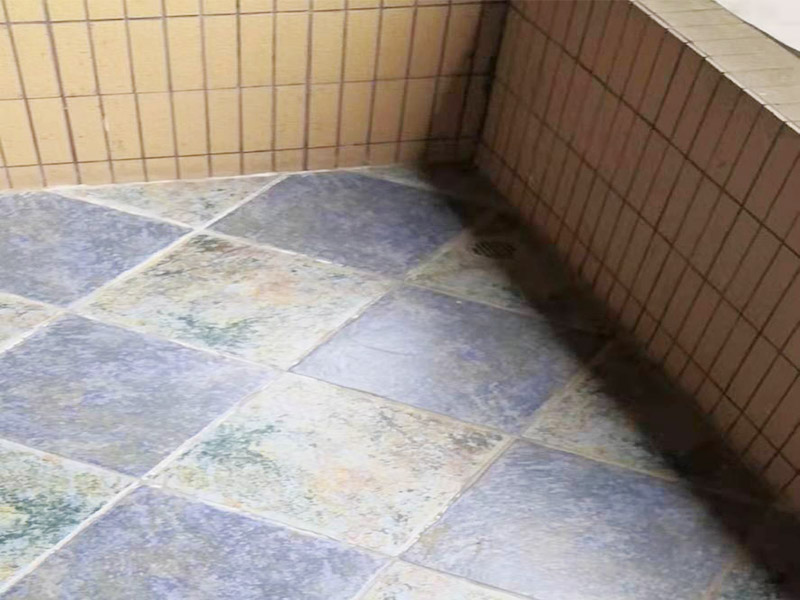 陽臺拆除施工：如果是陽臺地磚不再二次利用，那就可以直接用電鉆拆除就好。如果拆下來沒有損壞地磚的話，那是可以繼續(xù)使用的，但需要把背后的水泥漿除去，這個是比較麻煩的，弄不好就會把地磚弄壞，還要看運(yùn)氣，最后沒損壞的磚少而且還費(fèi)時間。