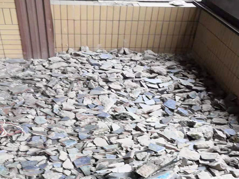 陽臺拆除施工：如果是陽臺地磚不再二次利用，那就可以直接用電鉆拆除就好。如果拆下來沒有損壞地磚的話，那是可以繼續(xù)使用的，但需要把背后的水泥漿除去，這個是比較麻煩的，弄不好就會把地磚弄壞，還要看運(yùn)氣，最后沒損壞的磚少而且還費(fèi)時間。