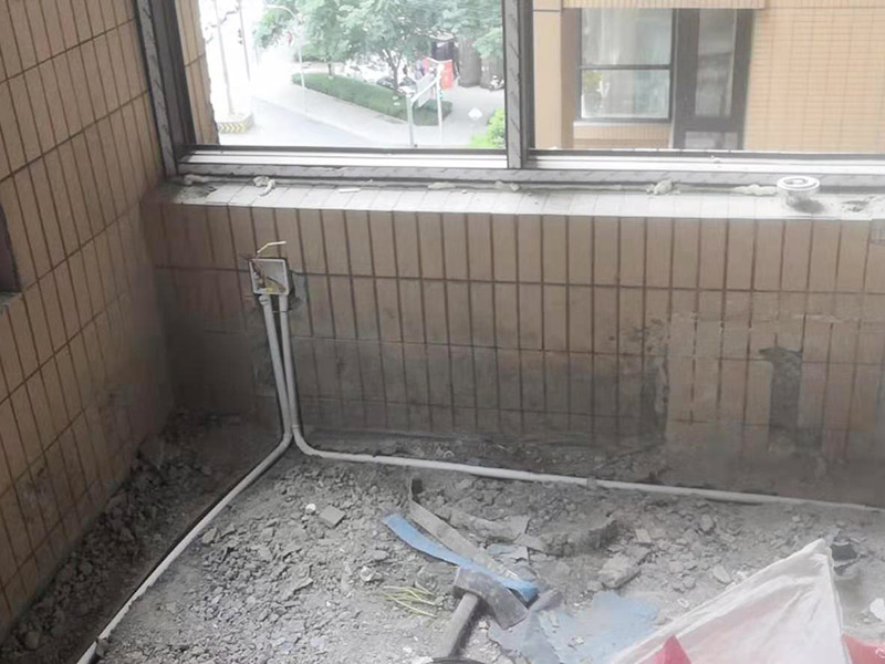 陽臺拆除施工：如果是陽臺地磚不再二次利用，那就可以直接用電鉆拆除就好。如果拆下來沒有損壞地磚的話，那是可以繼續(xù)使用的，但需要把背后的水泥漿除去，這個是比較麻煩的，弄不好就會把地磚弄壞，還要看運(yùn)氣，最后沒損壞的磚少而且還費(fèi)時間。